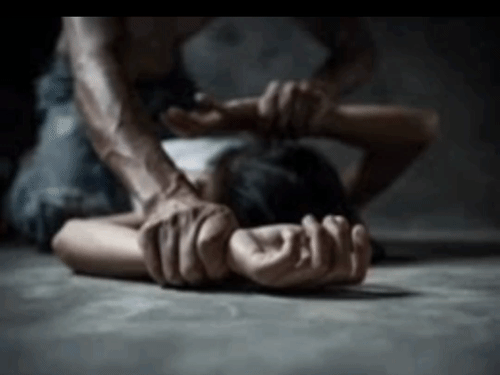 परिचित ने महिला को नशीली चाय पिलाकर बनाया बंधक, कई दिनों तक किया रेप; जेवर और मोबाइल भी हड़पे