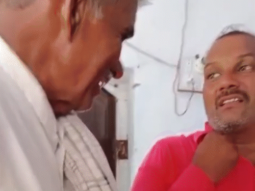 नामांतरण के बदले रिश्वत लेते पटवारी का VIDEO: 12 बीघा जमीन के लिए 15 हजार लेने का दावा, पहले मांगे थे 36 हजार