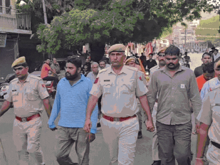 बाड़मेर में नगर परिषद कर्मचारी से मारपीट के 4 आरोपी गिरफ्तार, पुलिस ने बाजार में पैदल घुमाकर कराई मौका तस्दीक