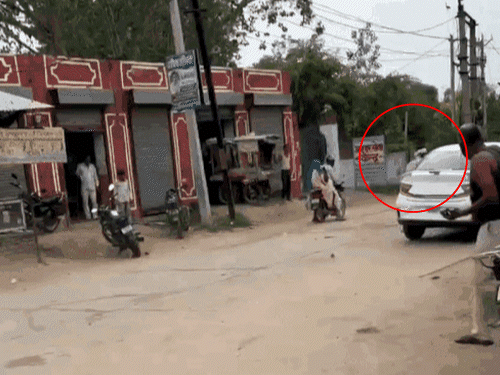 कार पर लटककर ग्रामीण ने हथियार सप्लायर को पकड़वाया, 100 मीटर तक घिसटने के बाद स्टेयरिंग मोड़कर रोकी कार