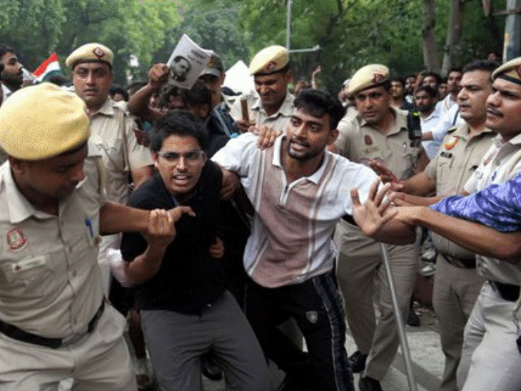 जंतर-मंतर से अभिजीत दीपके को उठाया, संसद के बाहर पुलिस का बड़ा एक्शन