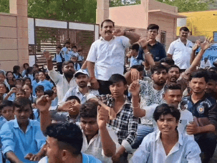 बाड़मेर के जसाई स्कूल में प्रिंसिपल को हटाने की मांग, गेट पर बैठे छात्र-छात्राएं; टीचर्स पर पढ़ाई नहीं कराने का आरोप