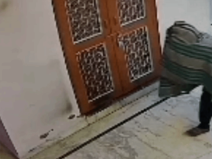 चीथवाड़ी श्रवण माता मंदिर में 7वीं बार चोरी, कंबल ओढ़कर आया चोर दानपात्र ले गया, CCTV में कैद वारदात