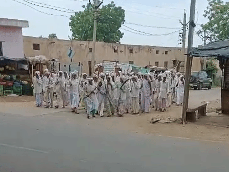 डूंगरपुर में अच्छी बारिश की कामना के लिए महिलाओं ने निभाई 'धाड़' परंपरा, पुरुषों के वेश में निकाला जुलूस