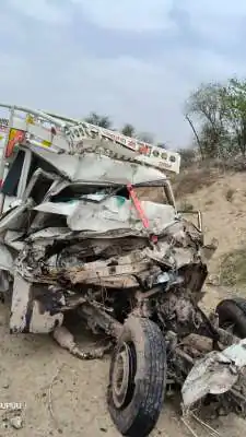 बायतु में डंपर और पिकअप की आमने-सामने भिड़ंत, दो गंभीर घायल; जोधपुर रेफर