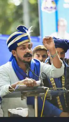 जब बारिश भी हौसला नहीं तोड़ सकी—छात्रों के समर्थन में डटे रहे चंद्रशेखर आज़ाद।