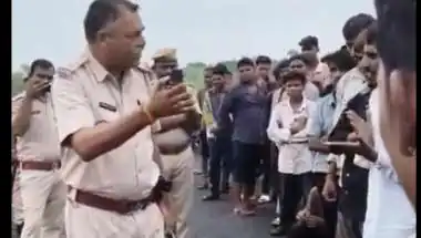 "सरपंच साहब, जेल जाओगे!" जानिए बीच सड़क SHO ने क्यों दी सख्त चेतावनी?