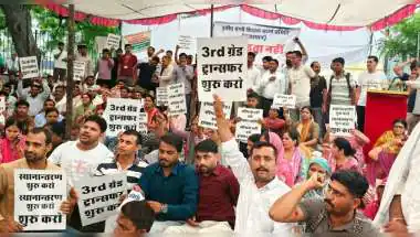ट्रांसफर की मांग पर अड़े शिक्षक... जयपुर में धरना तेज, शिक्षा मंत्री के इस्तीफे की मांग !