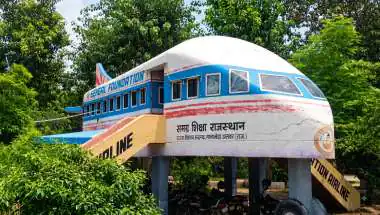 ना रनवे, ना पायलट... फिर भी इस सरकारी स्कूल में उड़ रही 'एजुकेशन एयरलाइन'! जानें पूरा मामला।