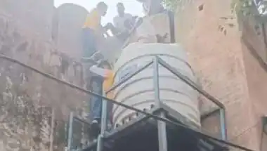'गौ रक्षा' पर स्कूल ने काटी TC, तो अजमेरी गेट पर चढ़ा 12वीं का छात्र