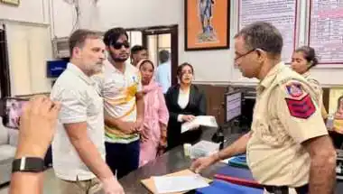पैलेट गन से गई 19 साल के साहिल की आंख, इंसाफ की मांग को लेकर थाने के बाहर धरने पर राहुल गांधी