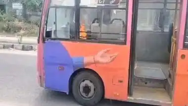 चलती लो-फ्लोर बस में लगी आग, खाली मिला बस का फायर एक्सटिंग्विशर