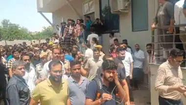 'हम क्यों भुगतें सेंटर की गलती?' NEET-PG परीक्षा बनी मजाक, बत्ती गुल होने पर सड़क पर उतरे छात्र!