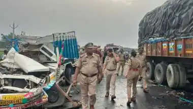 अस्थि विसर्जन के लिए जा रहे परिवार की गाड़ी ट्रक से टकराई, 5 की मौत, 21 गंभीर घायल