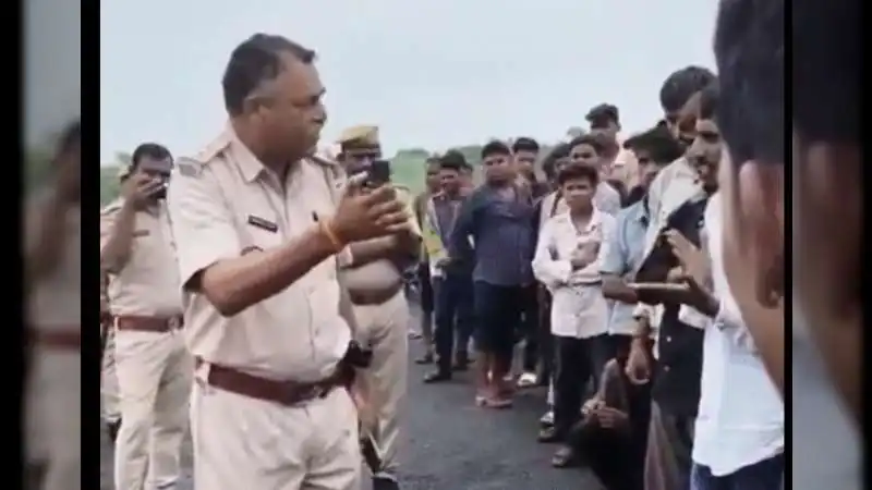 "सरपंच साहब, जेल जाओगे!" जानिए बीच सड़क SHO ने क्यों दी सख्त चेतावनी?