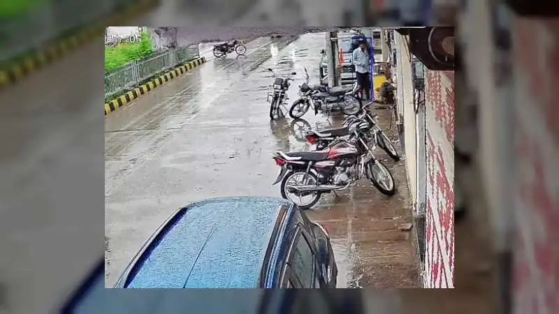 20 फीट दूर उछला बाइक सवार, फिर जो थार ड्राइवर ने किया… देखकर दहल जाएगा दिल!