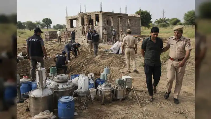 सांचौर में निर्माणाधीन मकान की आड़ में चल रही थी MD की फैक्ट्री, जमीन में दबी मिली मशीनें और केमिकल
