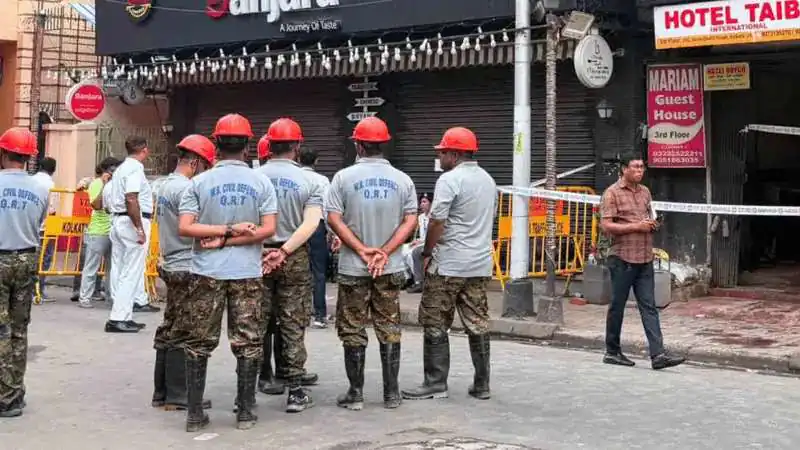 मिर्जा गालिब स्ट्रीट की 5 मंजिला इमारत में भीषण आग, 9 लोगों की मौत