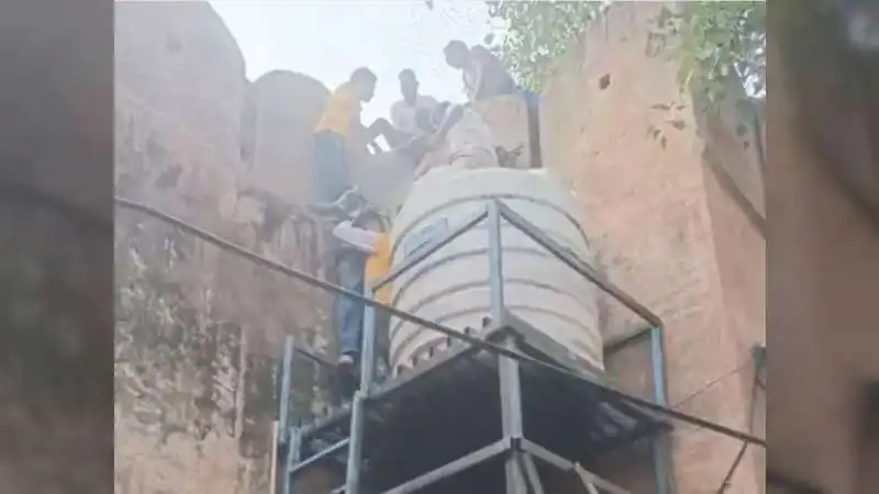 'गौ रक्षा' पर स्कूल ने काटी TC, तो अजमेरी गेट पर चढ़ा 12वीं का छात्र
