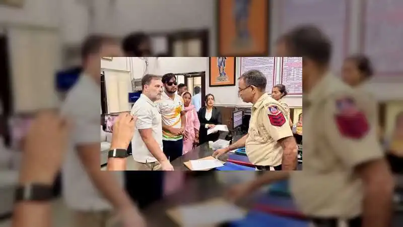 पैलेट गन से गई 19 साल के साहिल की आंख, इंसाफ की मांग को लेकर थाने के बाहर धरने पर राहुल गांधी