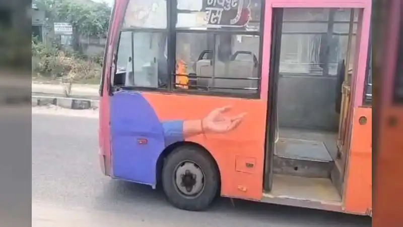 चलती लो-फ्लोर बस में लगी आग, खाली मिला बस का फायर एक्सटिंग्विशर