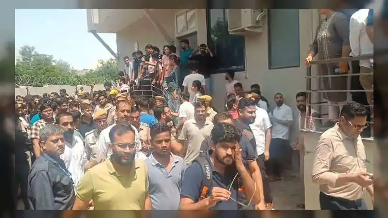 'हम क्यों भुगतें सेंटर की गलती?' NEET-PG परीक्षा बनी मजाक, बत्ती गुल होने पर सड़क पर उतरे छात्र!