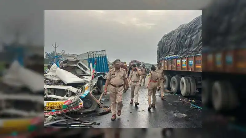 अस्थि विसर्जन के लिए जा रहे परिवार की गाड़ी ट्रक से टकराई, 5 की मौत, 21 गंभीर घायल