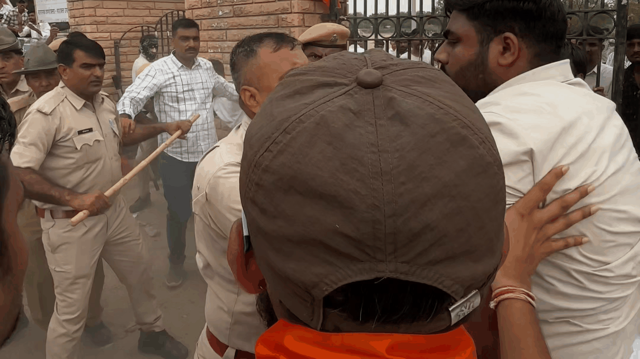 PG कॉलेज में आखिर ऐसा क्या हुआ कि छात्रों ने तोड़ दिया मेन गेट का ताला? पुलिस भी रह गई हैरान