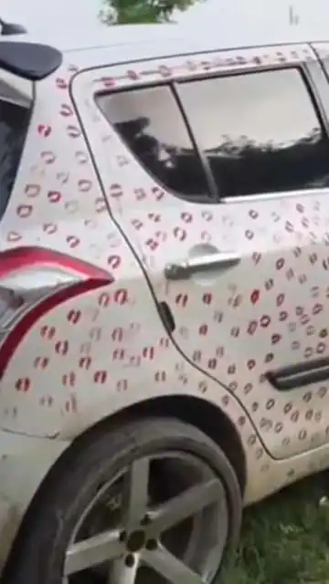 बॉयफ्रेंड की कार को 3400 बार चूमा, वीडियो वायरल हुआ तो पुलिस ने थमा दिया ₹5500 का चालान