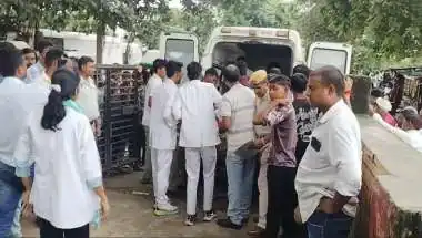 जलभराव वाली सड़क बनी मौत का कुआं, तालाब में समाई वैन... 3 मासूमों समेत 4 की दर्दनाक मौत!