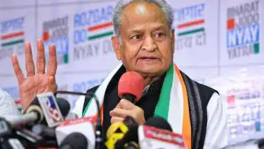 'हार के डर से गली-गली घूम रहे मुख्यमंत्री...' CM भजनलाल के रोड शो पर अशोक गहलोत का तीखा तंज