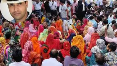 सरेआम चाकुओं से गोदकर गाइड की हत्या, मौत की खबर फैलते ही भड़के लोग, बाजार बंद!