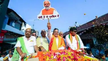 कहीं खुद जूस बेच रहे नेताजी, तो कहीं CM का भव्य रोड शो; वॉलसिटी में सियासी आर-पार!