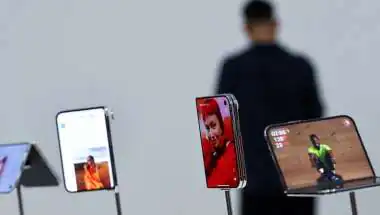 भूल जाइए सारे स्मार्टफोन्स! Apple ने लॉन्च किया अपना पहला फोल्डेबल फोन 'iPhone Duo', फीचर्स और कीमत देखकर चकरा जाएगा सिर