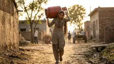 "क्या महिलाएं घर में गैस सिलेंडर नहीं उठातीं?" सुप्रीम कोर्ट का ऐतिहासिक फैसला, 38 साल बाद मिला न्याय!