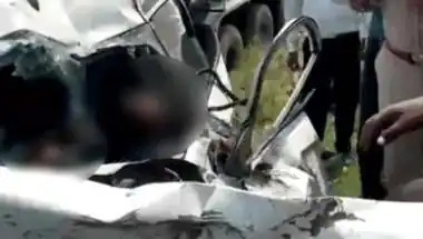 कार के उड़े परखच्चे, डॉक्टर दंपती समेत 4 की मौत; गैस कटर से काटकर निकाले बच्चों के शव