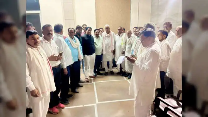 25 दिन से सुलग रही बगावत की आग,मंत्री के घर पहुंची संघर्ष समिति, क्या सरकार झुकेगी?