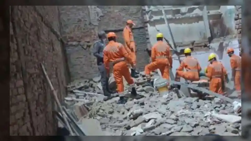 पलक झपकते ही जमींदोज हुई 5 मंजिला बिल्डिंग, अंदर सो रहे थे 50 छात्र... रूह कंपा देने वाला Video आया सामने!