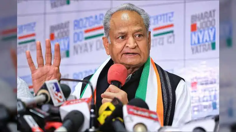 'हार के डर से गली-गली घूम रहे मुख्यमंत्री...' CM भजनलाल के रोड शो पर अशोक गहलोत का तीखा तंज