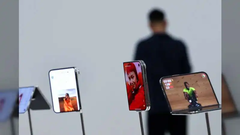भूल जाइए सारे स्मार्टफोन्स! Apple ने लॉन्च किया अपना पहला फोल्डेबल फोन 'iPhone Duo', फीचर्स और कीमत देखकर चकरा जाएगा सिर