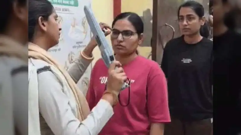 किसी की उतरीं चूड़ियां तो किसी की कटी पैंट की चेन... एक छोटी सी गलती और कई अभ्यर्थियों का छूटा एग्जाम!