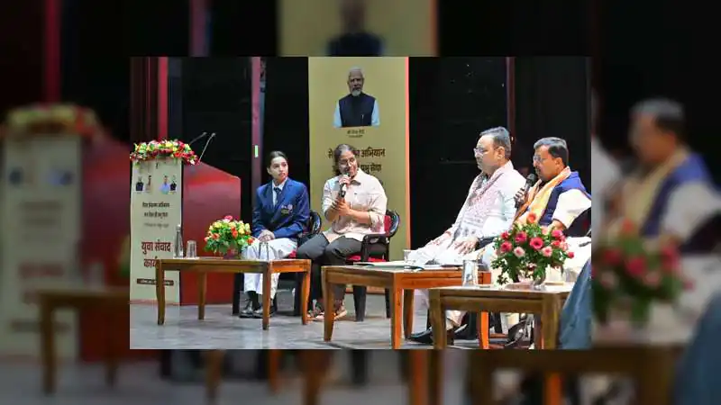 कंप्यूटर से भी तेज दिमाग, दोनों हाथों से एक साथ सवाल हल कर CM को किया हैरान