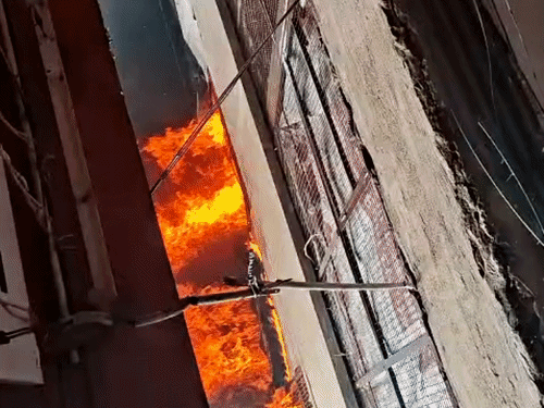 बारूद के ढेर पर था 3 मंजिला कॉम्प्लेक्स! 5 सिलेंडर फटते तो मच जाती तबाही, 25 दुकानें जलकर राख