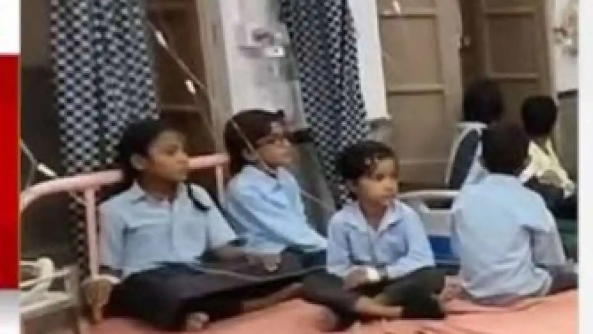 मिड-डे-मील में मिली छिपकली, खाना खाने के बाद 60 बच्चों की बिगड़ी तबीयत