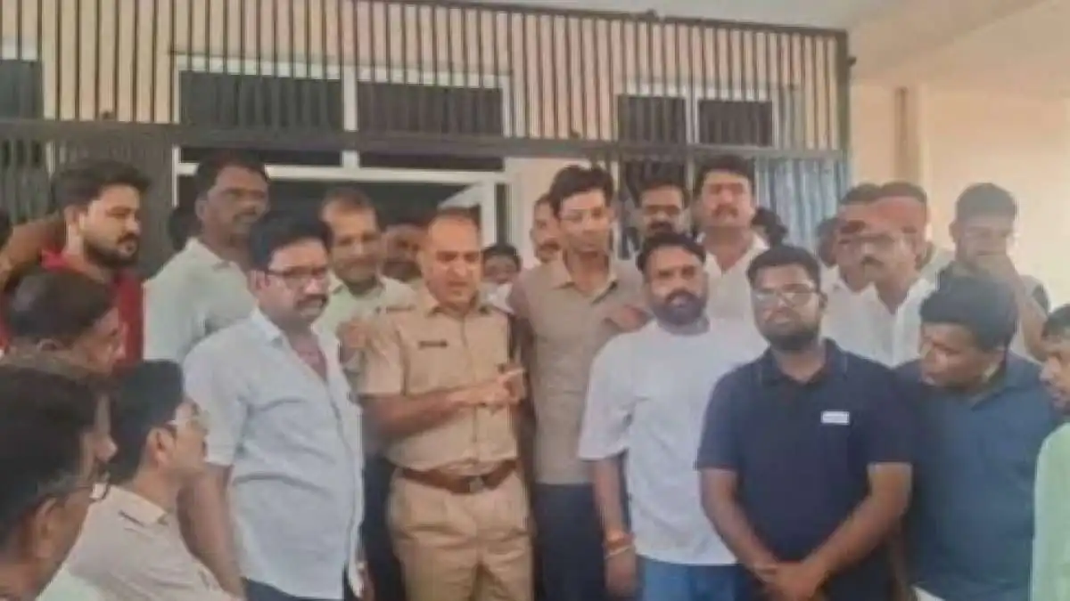 थाने में RSS प्रचारक के उतारे कपड़े, बेरहमी से पीटकर किया बेहोश; SHO समेत 6 पुलिसकर्मी सस्पेंड