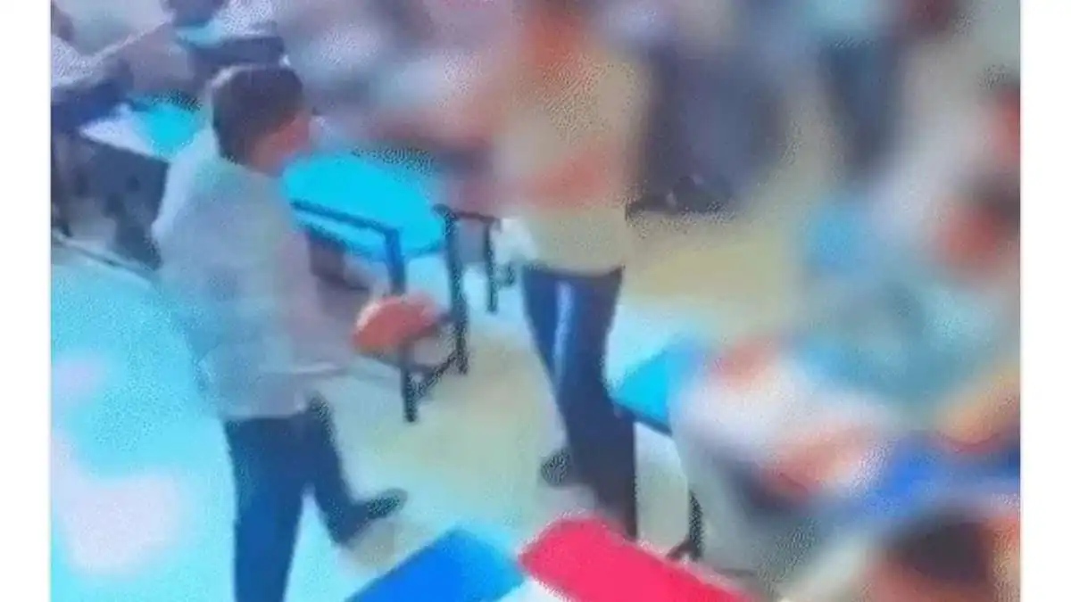"दोबारा दिखा तो फिर पीटूंगा..."क्लास में सो रहा था छात्र, भड़के टीचर ने जूतों से कर दी ऐसी धुनाई!