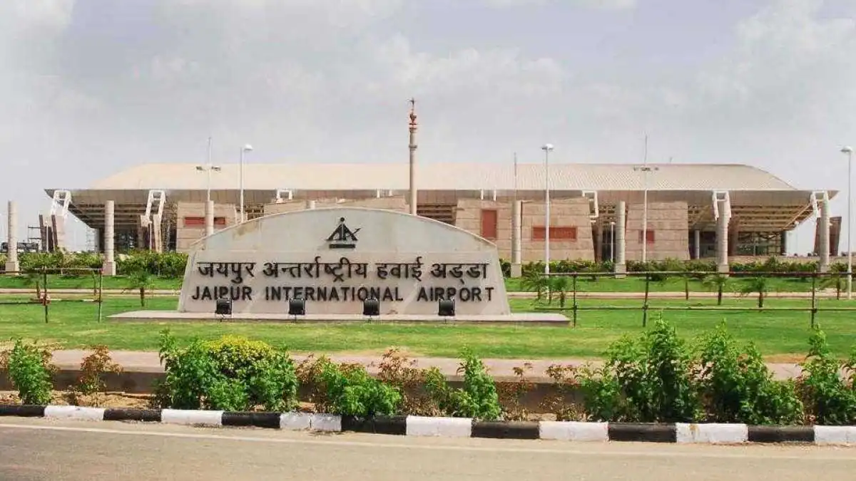 एयर इंडिया की फ्लाइट में बम और हाईजैक की खबर से हड़कंप, जयपुर में अचानक कराई इमरजेंसी लैंडिंग