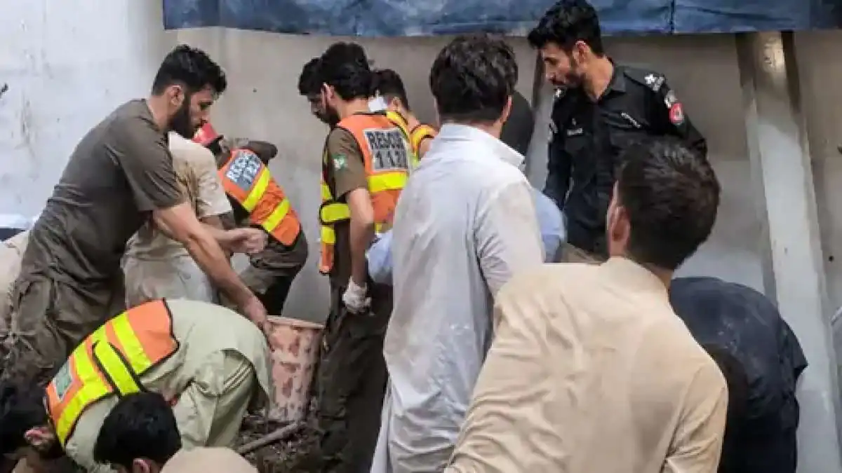 सुबह हंसते हुए स्कूल गए थे बच्चे, स्कूल की छत गिरी लौटीं 28 लाशें , मलबे में दबकर टूटी सांसें