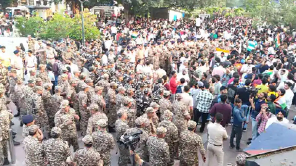 दीपके हिरासत में, जंतर-मंतर पर हंगामा, ममता बोलीं- 'पूरी पीढ़ी को डरा रही सरकार'