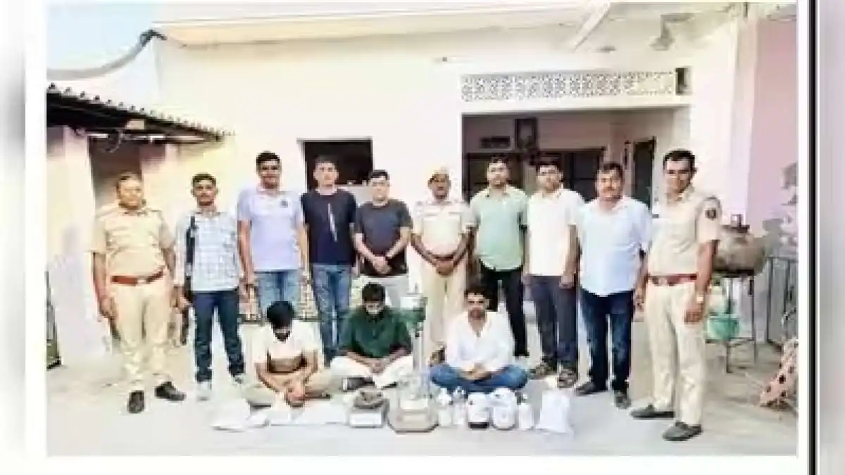 सरकारी डॉक्टर ने यूट्यूब से सीखी केमिस्ट्री और गांव में ही खोल दी MD ड्रग्स की फैक्ट्री